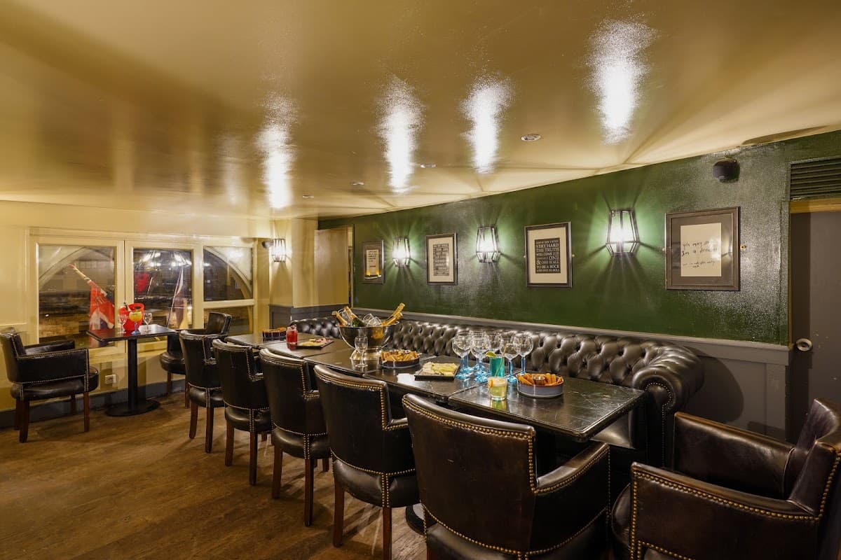 Pub Saint-Michel — Paris