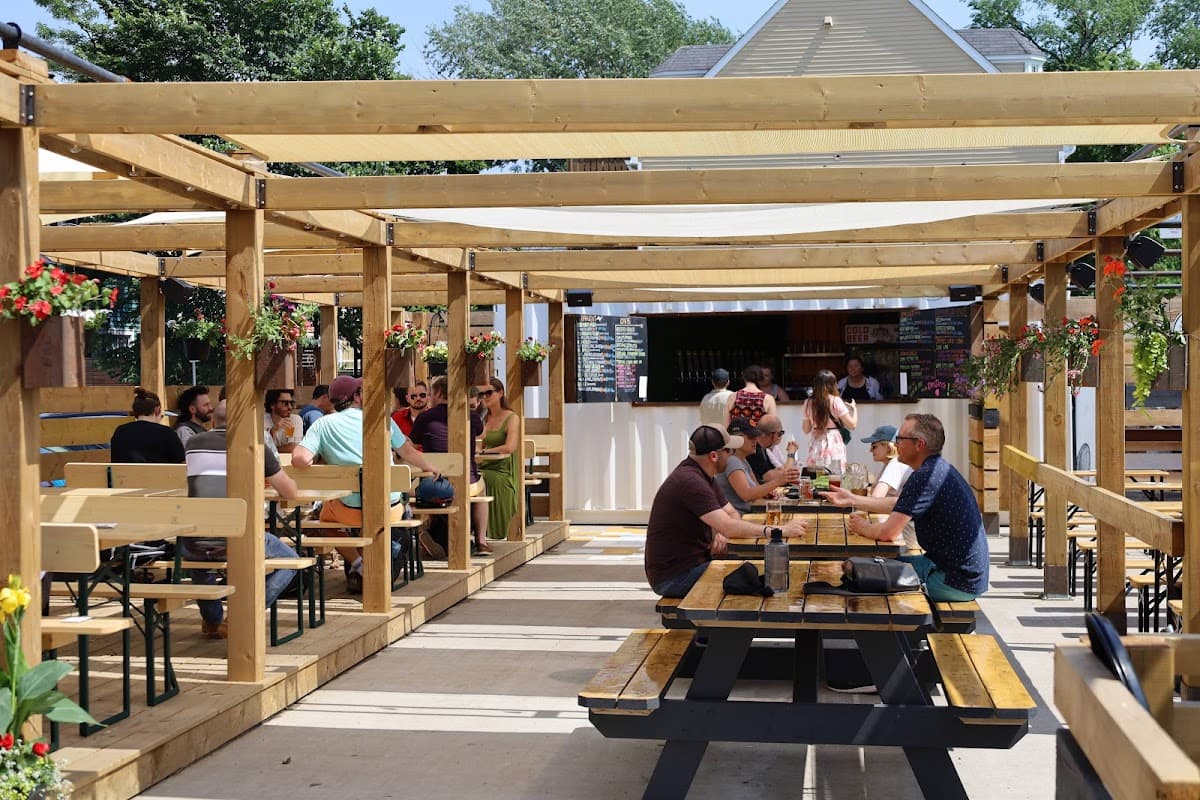 Good Robot Brewing (Commons) - Beer Garden - Craft Beer - Beer Store - Pizza