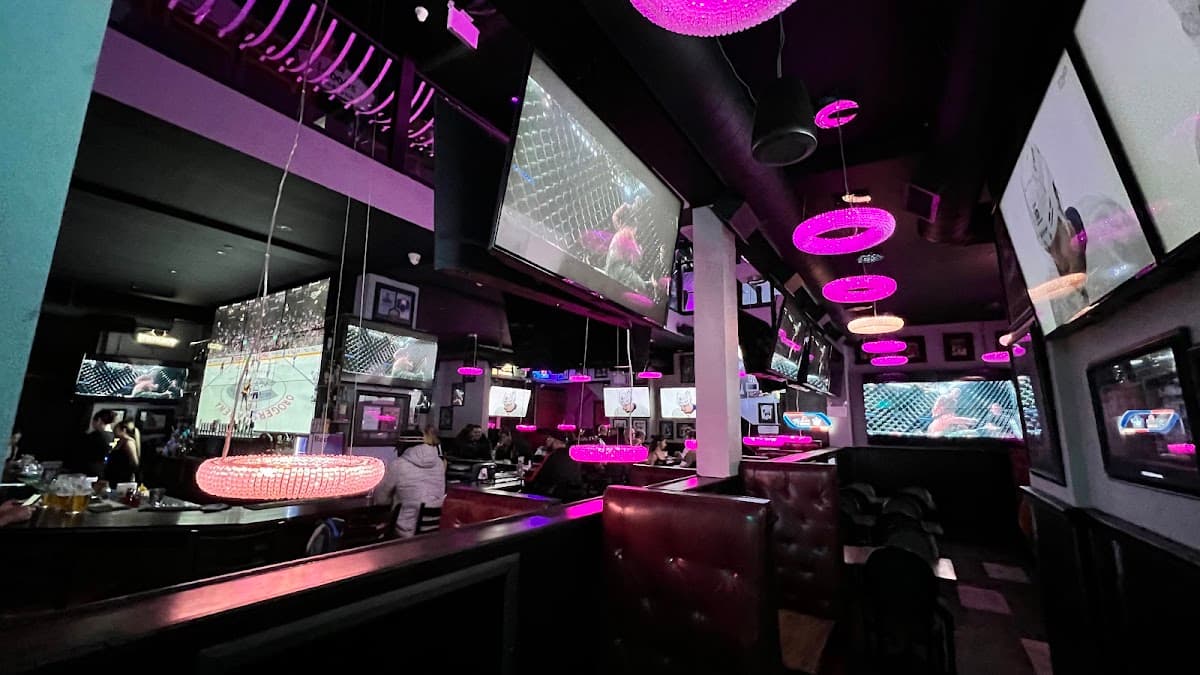 Hoops Sports Bar & Grill — Old Toronto, Toronto