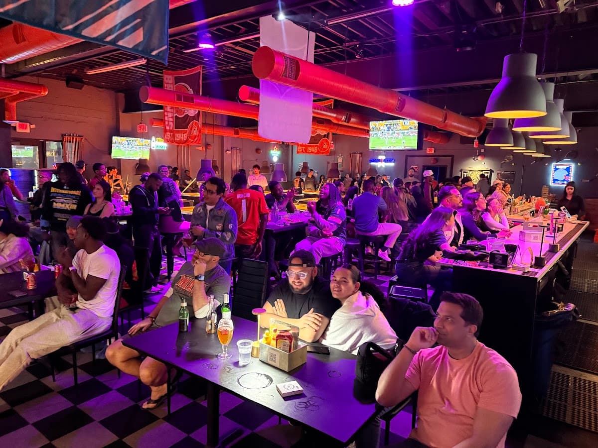 Wynballs Billiards Bar & Grill Miami — Wynwood Art District, Miami