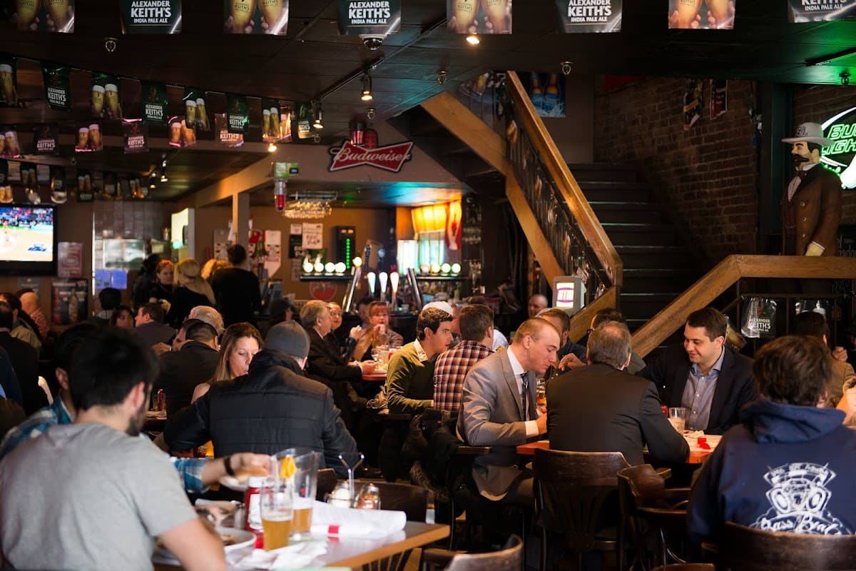 Peel Pub - Sports Bar/Bar Sportif — Ville-Marie, Montreal